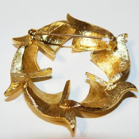 Gold Plated Round Leaf Shapes Brooch with Rhinestones - Picture 3 of 6